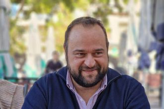 Δεν προλάβαινε να δέχεται ευχές ο Βασίλης Αϊβαλής