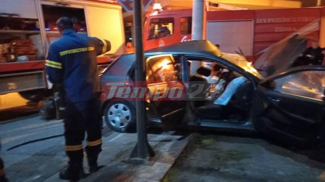 Σοκαριστικό τροχαίο μέσα στο Αγρίνιο - Σε σοβαρή κατάσταση ένας νεαρός τραυματίας (ΦΩΤΟ)