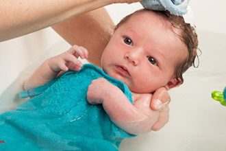 Κάθε πότε πρέπει να κάνουμε μπάνιο ένα νεογέννητο