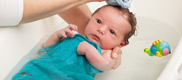 Κάθε πότε πρέπει να κάνουμε μπάνιο ένα νεογέννητο