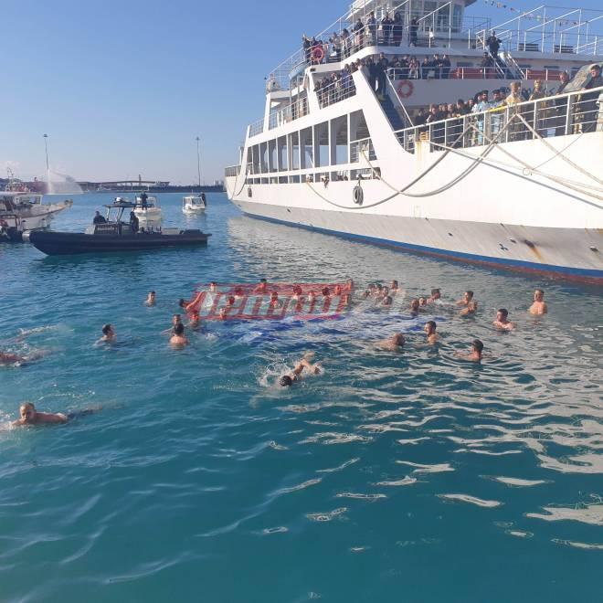 Πάτρα: Mε ευλάβεια και λαμπρότητα ο εορτασμός των Θεοφανείων - Πλήθος κόσμου στην τελετή Κατάδυσης του Τίμιου Σταυρού (ΦΩΤΟ - ΒΙΝΤΕΟ)