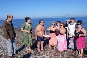 Οι χειμερινοί κολυμβητές της παραλίας Κάτω Αλισσού έκοψαν την πίτα τους - ΦΩΤΟ