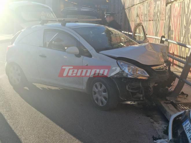 Μίνι Περιμετρική Πάτρας: Αυτοκίνητο "καρφώθηκε" στα κιγκλιδώματα - ΦΩΤΟ