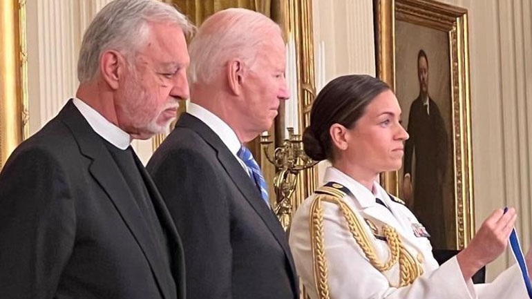 ΗΠΑ: Με το Προεδρικό Μετάλλιο της Ελευθερίας τιμήθηκε από τον Τζο Μπάιντεν ο πάτερ Αλέξ, που κατάγεται από την Ηλεία