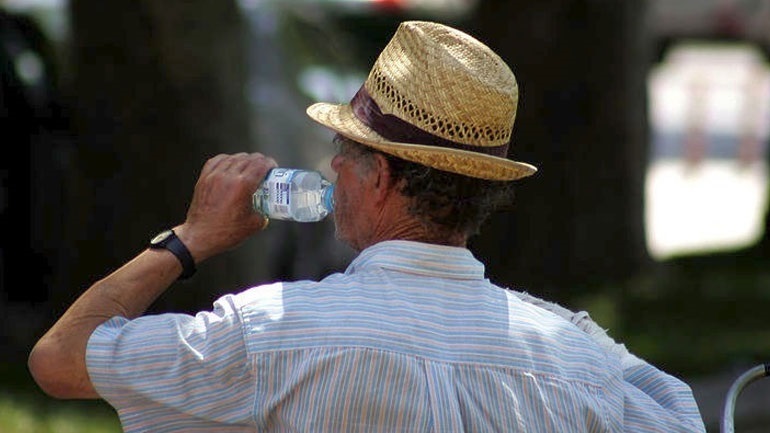 Καύσωνας: Πώς θα προστατευτείτε από τις υψηλές θερμοκρασίες