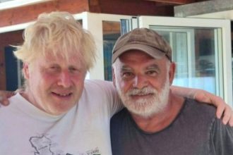 Μπόρις Τζόνσον: Ούζα με τον Κώστα Μυλωνά και μπάνιο σε ερημικές παραλίες της Καρύστου