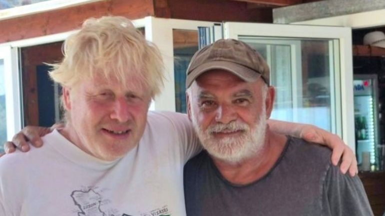 Μπόρις Τζόνσον: Ούζα με τον Κώστα Μυλωνά και μπάνιο σε ερημικές παραλίες της Καρύστου