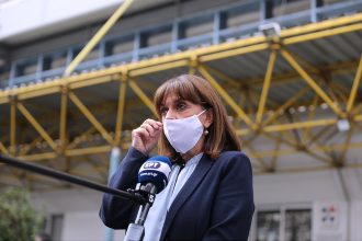 H Kατερίνα Σακελλαροπούλου έκανε την τρίτη δόση του εμβολίου