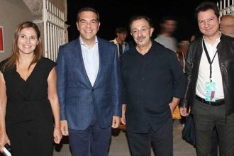 Στο Ηρώδειο ο Αλέξης Τσίπρας και η Μπέττυ Μπαζιάνα για την «Ιφιγένεια εν Αυλίδι»