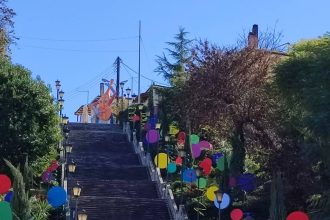 Πάτρα: Σε καρναβαλικά χρώματα οι σκάλες της Αγ. Νικολάου