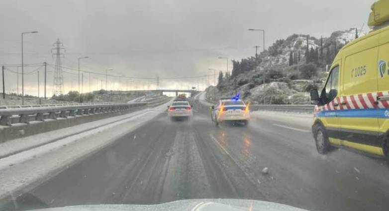 Κακοκαιρία Μπάρμπαρα - Αχαΐα: Μάχη για να μην κλείσει η Πατρών–Κορίνθου εξαιτίας της χιονόπτωσης