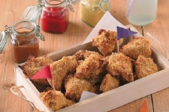 Χρυσές κοτομπουκιές με κορνφλέικς στο φούρνο