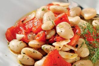 Γίγαντες σαλάτα με ψητές ντομάτες και σάλτσα άνηθου