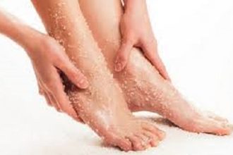 Φτιάξε το τέλειο χημικό peeling ποδιών για απαλά πόδια με ελάχιστο τρίψιμο
