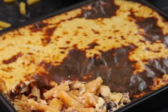 Ριγκατόνι με χωριάτικο λουκάνικο στο φούρνο