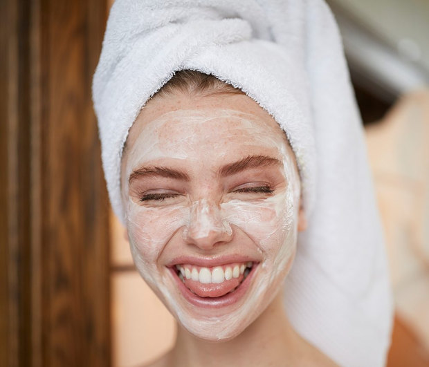 Έχεις λιπαρή επιδερμίδα; Με αυτές τις μάσκες δεν θα γυαλίζεις το βράδυ της πρωτοχρονιάς