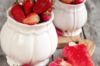 Γρανίτα φράουλα σε ξυλάκι