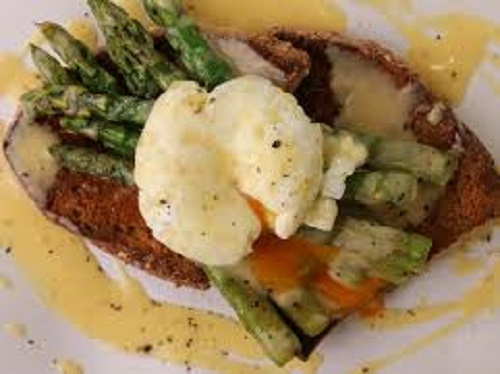 Σάλτσα βουτύρου με σπαράγγια και αυγό ποσέ