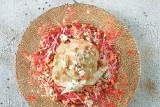 Χριστουγεννιάτικη σαλάτα με αχλάδια, μπλε τυρί, dressing ροδιού και καρύδια