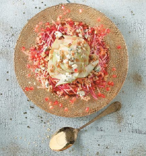 Χριστουγεννιάτικη σαλάτα με αχλάδια, μπλε τυρί, dressing ροδιού και καρύδια