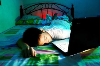 Εφηβεία: Το γνώρισμα που «κλέβει» έως και 30′ από τον ύπνο του παιδιού