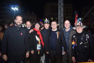 Έπιασαν θέση... για τη νυχτερινή ποδαράτη παρέλαση (ΦΩΤΟ)