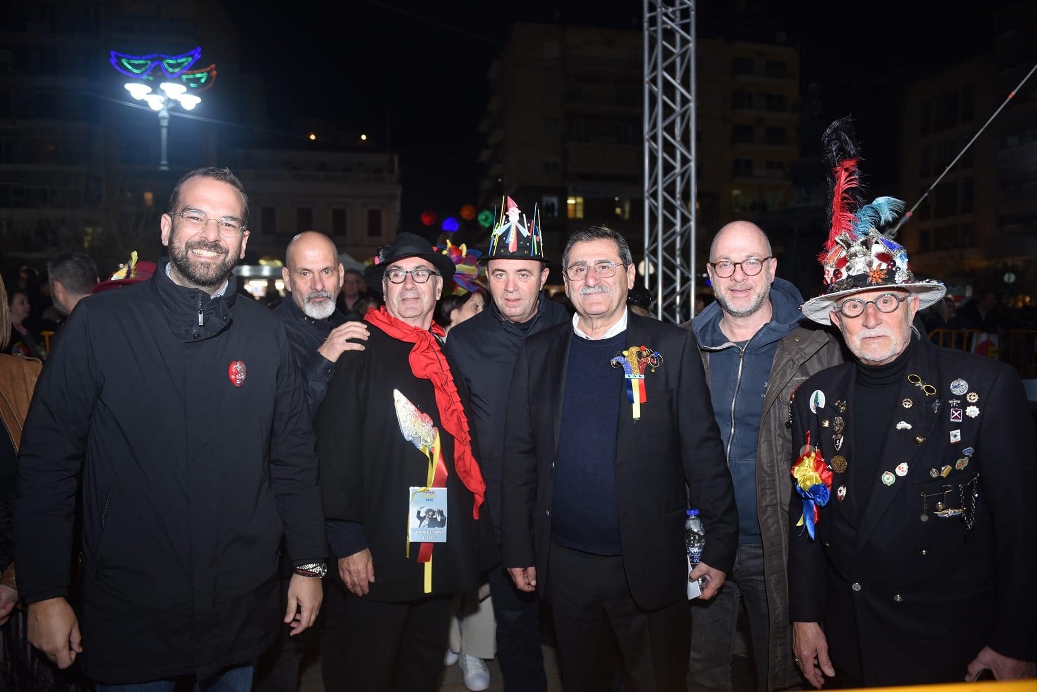 Έπιασαν θέση... για τη νυχτερινή ποδαράτη παρέλαση (ΦΩΤΟ)