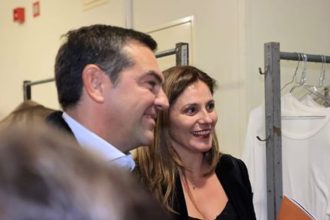 Τη θεατρική παράσταση «Τα φώτα της πόλης» παρακολούθησαν Τσίπρας και Μπαζιάνα