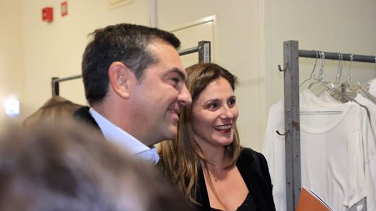 Τη θεατρική παράσταση «Τα φώτα της πόλης» παρακολούθησαν Τσίπρας και Μπαζιάνα