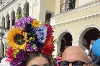 Ένα με τους καρναβαλιστές ο Χαράλαμπος Μπονάνος!