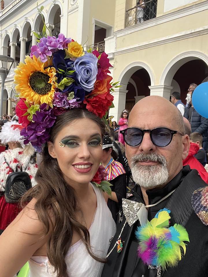 Ένα με τους καρναβαλιστές ο Χαράλαμπος Μπονάνος!