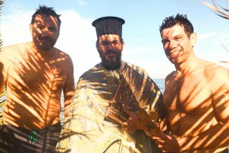 Ο περιφερειακός σύμβουλος που βούτηξε και έπιασε τον Σταυρό ΦΩΤΟ