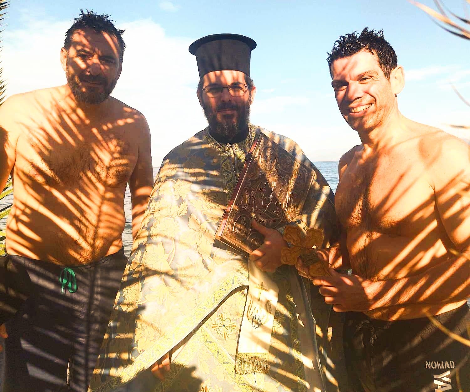 Ο περιφερειακός σύμβουλος που βούτηξε και έπιασε τον Σταυρό ΦΩΤΟ