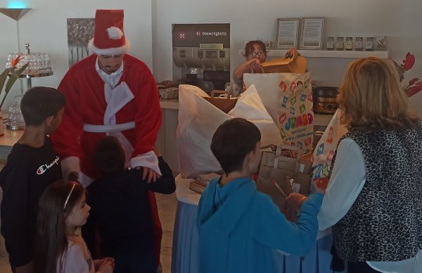 Πρωτοχρονιάτικη γιορτή για τα παιδιά του Σκαγιοπουλείου ΦΩΤΟ