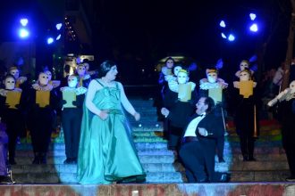 Πάτρα: Οι ΣφήγΚΕΣ έδωσαν καρναβαλικό χρώμα στις σκάλες Γεροκωστοπούλου ΦΩΤΟ