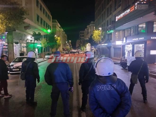 Πάτρα: Πορεία αντιεξουσιαστών για το δυστύχημα των Τεμπών - Φθορές σε τράπεζα (ΦΩΤΟ-ΒΙΝΤΕΟ)