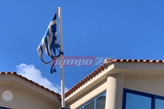 Κουρελιασμένη κυματίζει η σημαία στο πρώην Δημαρχείο του Ρίου