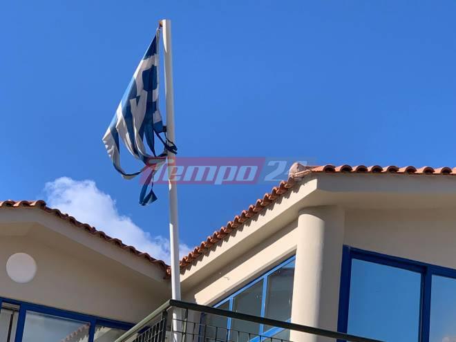 Κουρελιασμένη κυματίζει η σημαία στο πρώην Δημαρχείο του Ρίου