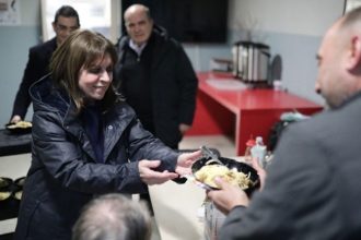 Η Κατερίνα Σακελλαροπούλου μοίρασε φαγητό σε άστεγους στο λιμάνι του Πειραιά