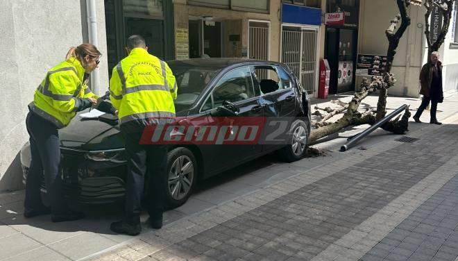 Απίστευτο τροχαίο στο Αγρίνιο - Αυτοκίνητο παρέσυρε πεζό, ξήλωσε δέντρο και στύλο (ΦΩΤΟ)