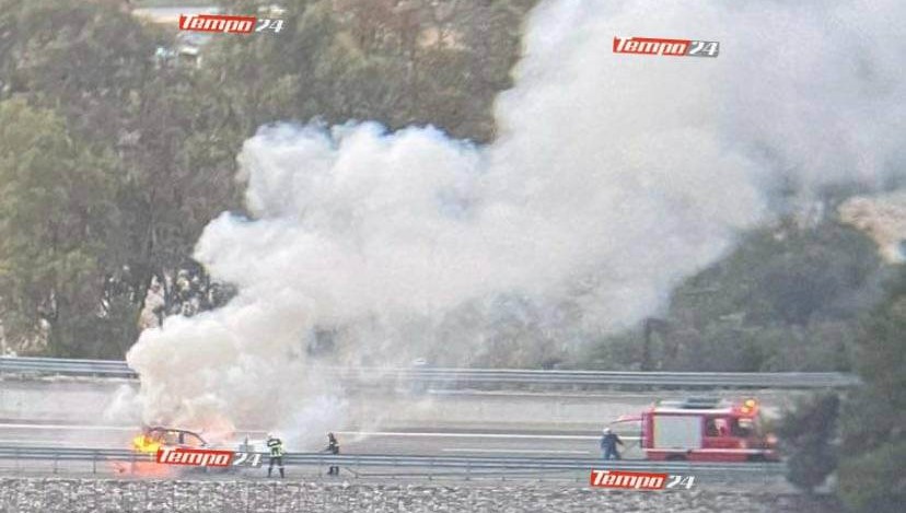 Αυτοκίνητο «λαμπάδιασε» εν κινήσει στην Ολυμπία Οδό, στο ύψος του Αιγίου (ΦΩΤΟ)