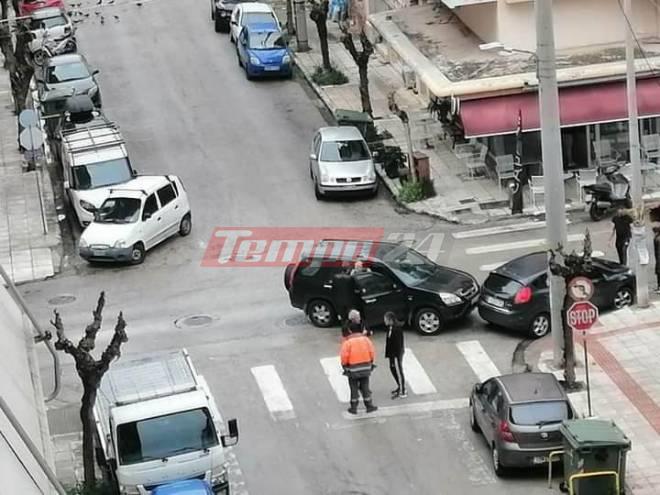Πάτρα: Αναστάτωση στη Σολωμού - Συγκρούστηκαν οχήματα και κατέληξαν σε σταθμευμένο (ΦΩΤΟ)