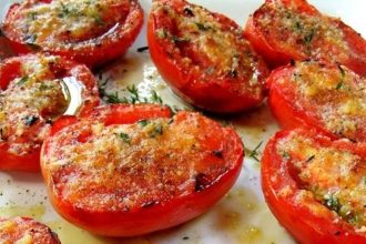 Ντομάτες ψητές με κρεμμύδι και σκόρδο