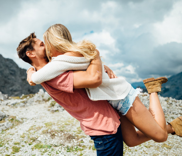 Γλώσσα του σώματος: 5 βασικά σημάδια ότι σε θέλει