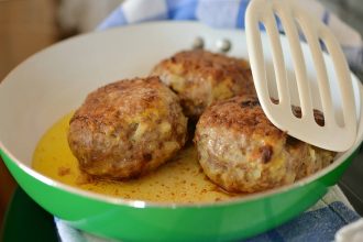 Κεφτέδες κοκκινιστοί με αυγά