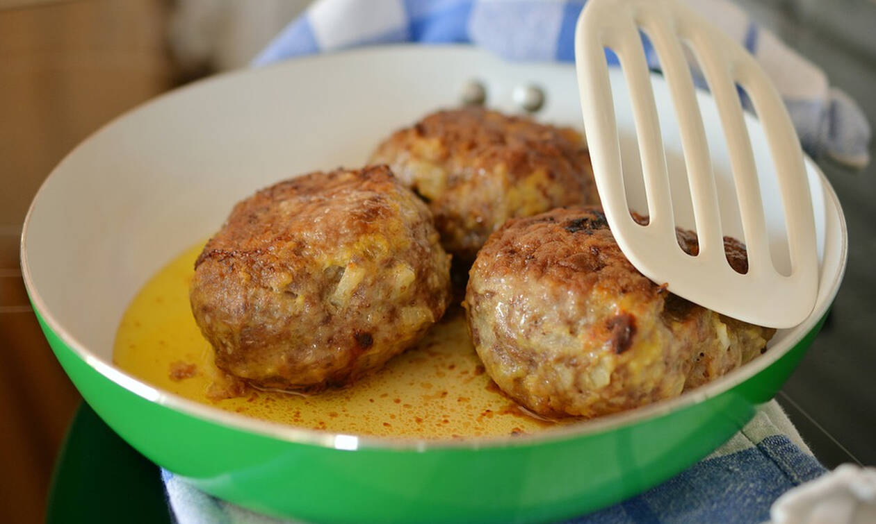 Κεφτέδες κοκκινιστοί με αυγά