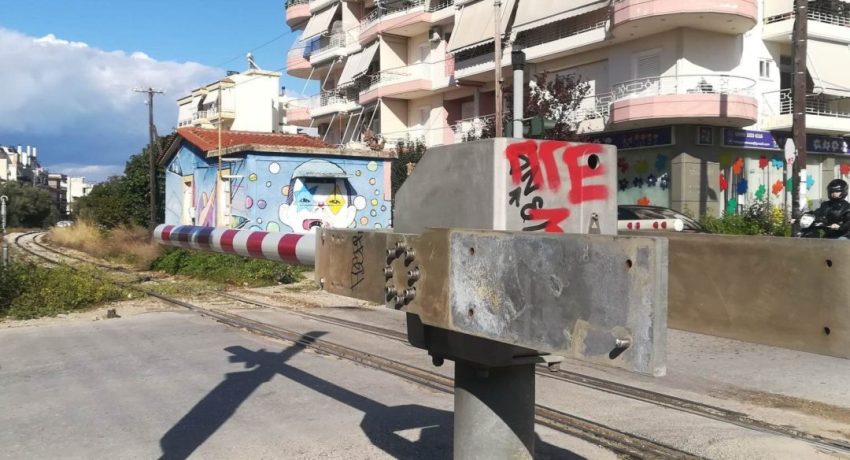 Πάτρα: "Κόλλησαν" οι μπάρες του τρένου στην οδό Νόρμαν
