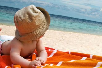Πρώτη φορά στην παραλία με το μωρό: Τι να προσέξετε