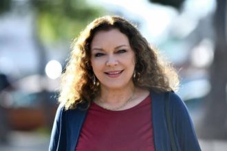 Οι Αναστάσιμες ευχές της Ελένης Αδαμοπούλου