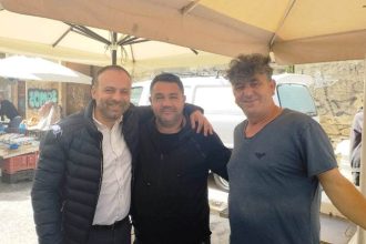 Ο Θεμιστοκλής-Ανδρέας Μπάκας στη λαϊκή αγορά της πλατείας Βουδ και σε καταστήματα της Ακρωτηρίου (ΦΩΤΟ)